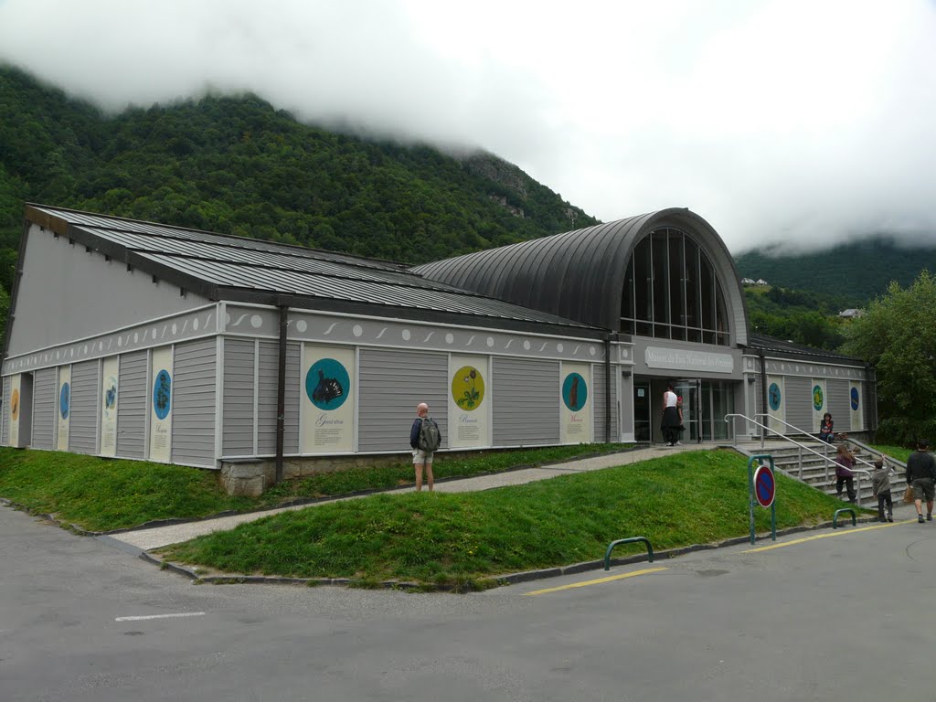 Cauterets, maison du parc national des Pyrénées by tofil44