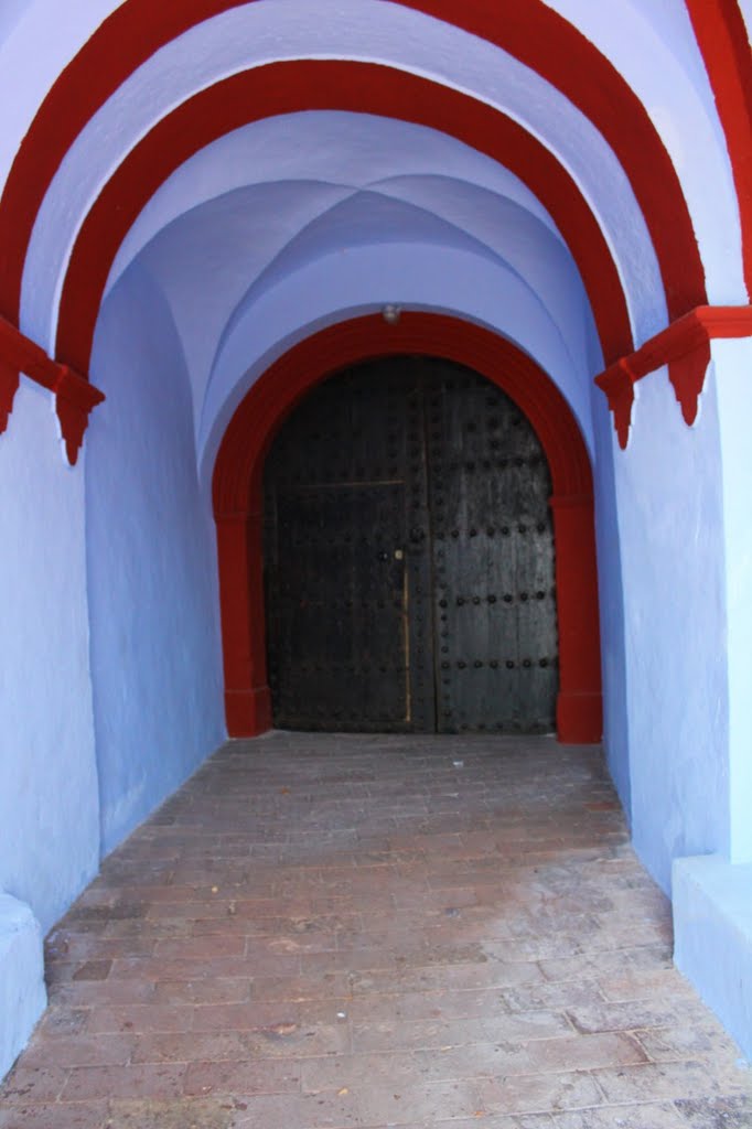 Curiosa pre entrada de la iglesia de San Miguel - Paracuellos de Jiloca by Lex Bambasy