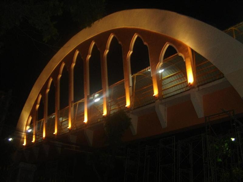 Jembatan (Bridge) penghubung dua gedung yang dibelah Jalan Raya, MALAM by Dian Oktriyanto