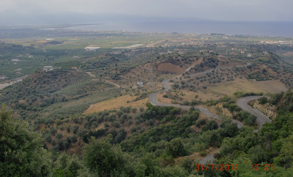 SCENDENDO DAL SANTUARIO DEL PATIRE, SI VEDONO LE CURVE DELLA STRADA (sp 194) CHE SCENDE VERSO LA PIANA. by algieri ivano