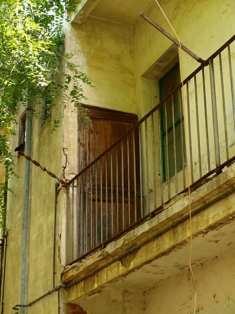 Detalle de salida al balcón de una vivienda en un primer piso by Otto Hans