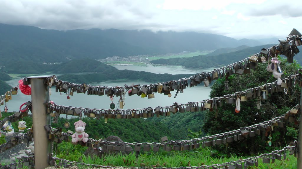 "Key of Vows", Padlocks atop Mt Baijodake by The Moj