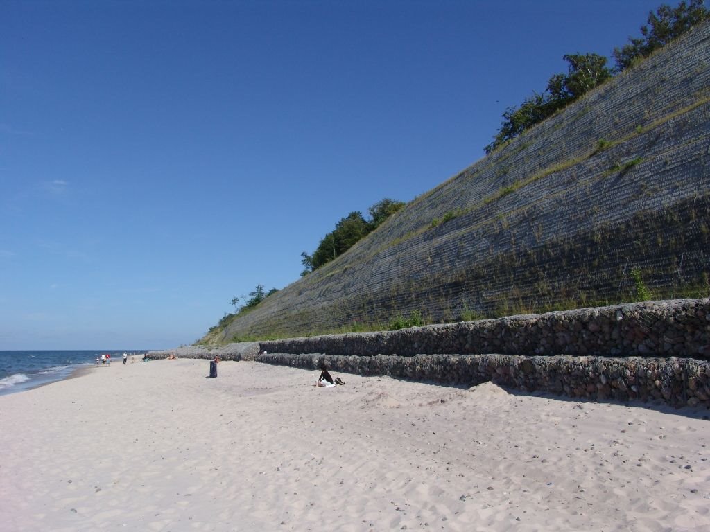 Plaża z typowym wysokim brzegiem w Jastrzębiej Górze by domelkielce