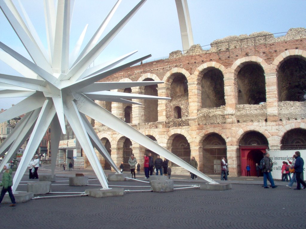 Verona.L'antica Arena e la moderna cometa della Befana 2007. The old Arena and the modern cometa.Epiphany 2007. by brezza