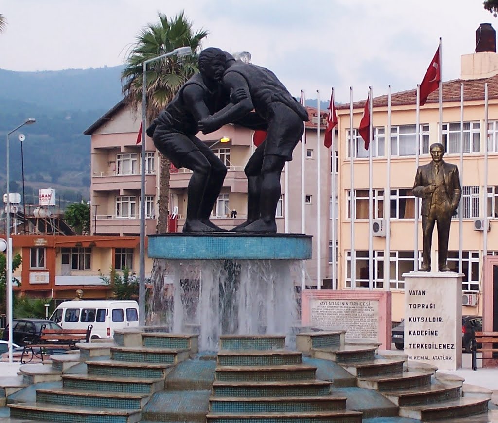 Güreşen Gençler ve Atatürk Heykeli.Atatürk Meydanı Yayladağı Hatay by Op.Dr.İlkan Ertuğ