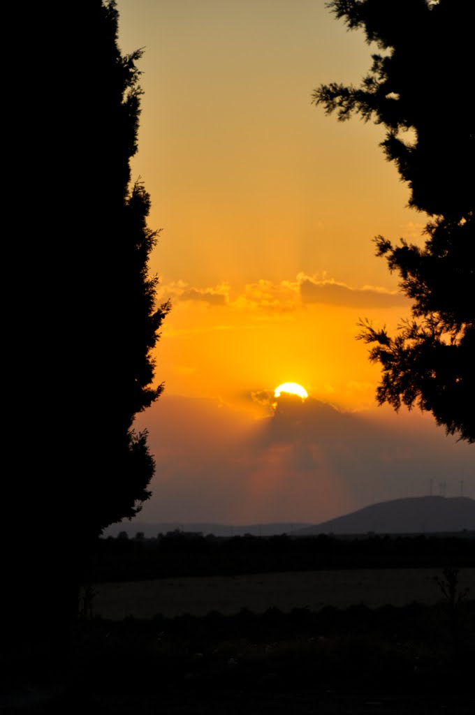 Ocaso desde el cementerio by jose ramon rioja