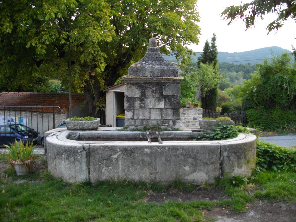 Fontaine à Revest-des-Brousses by Claudius B.