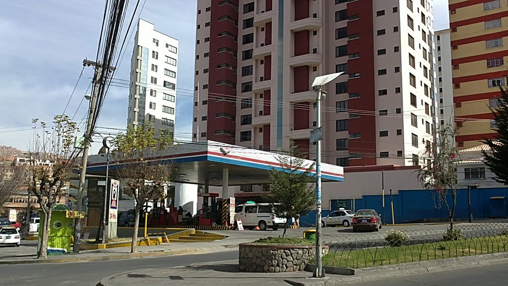 Gasolinera Miraflores by Mikihiro