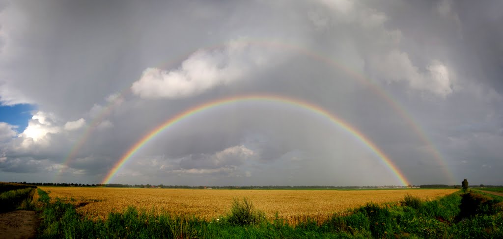 2011-08-07 Regenboog boven een tarwe akker by gerritinvjenne