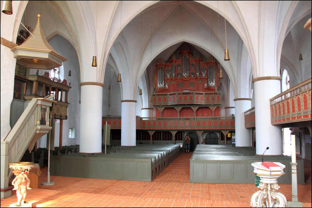 Ganderkesee: Innenansicht der Kirche Richtung Orgel by © Dennis Wubs