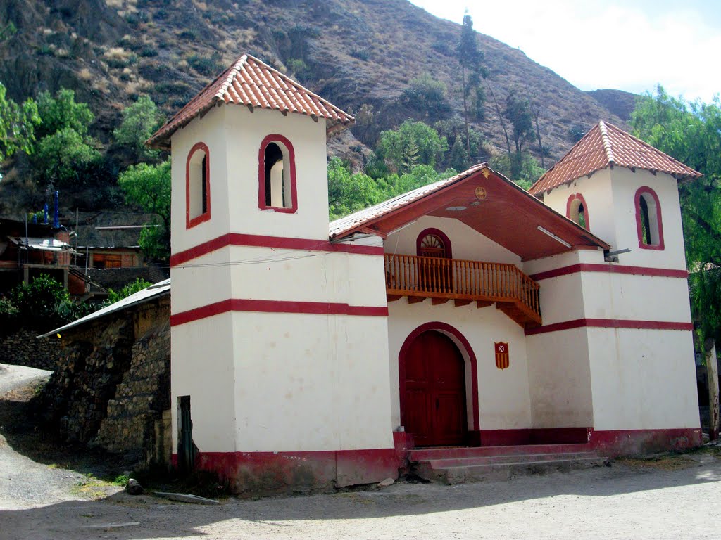 Iglesia Colonial, Nótese el Contraste de la Fachada con el Costado by Bernardo Nieuwland