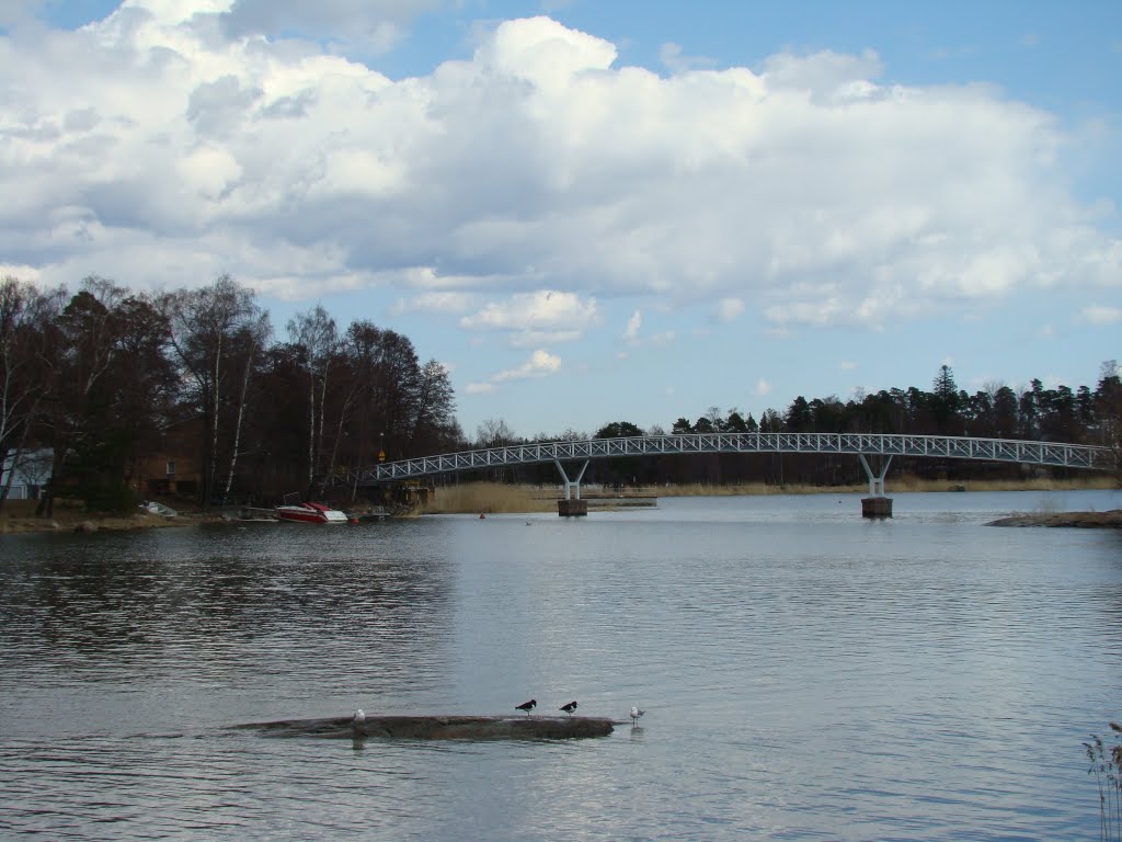 The bridge connecting Lauttasaari and Kaskisaari by PlamenB