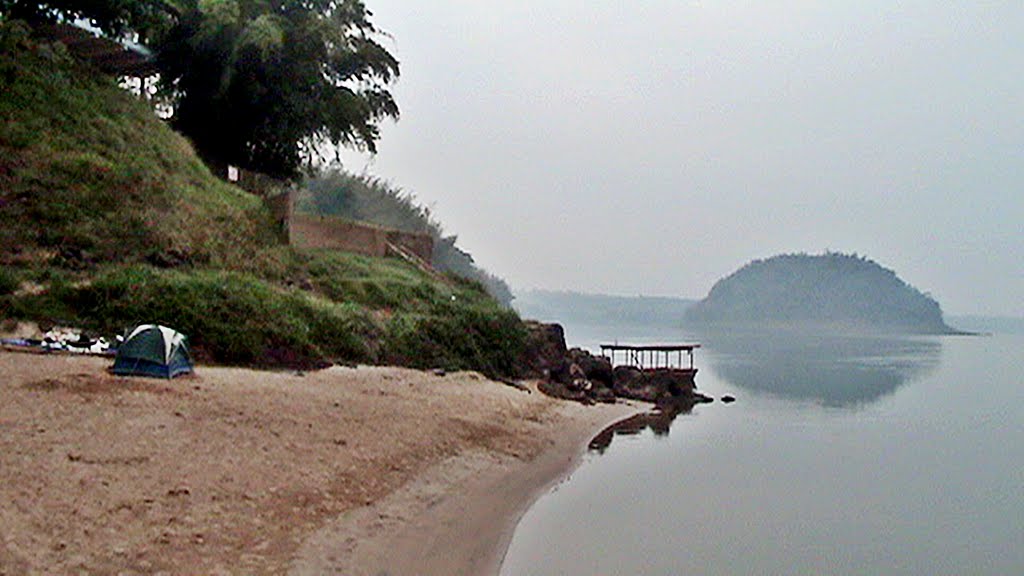 Clube de pesca de Monte Carlo e a ilha Caraguatay, próximo de onde vivia a família de Ernesto "Che" Guevara - Brasília a Santa Catarina em caiaque by andre issi