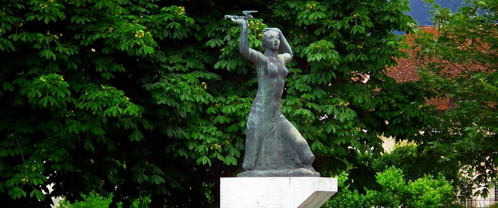 Solothurn, Hauptbahnhofstrasse, Bronzestatue Elektra by Wilhelm Tell