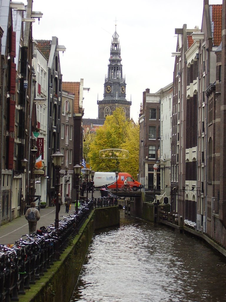 Amsterdam , zicht over de Oudezijds Kolk naar de Oude Kerk by Michiel Könst