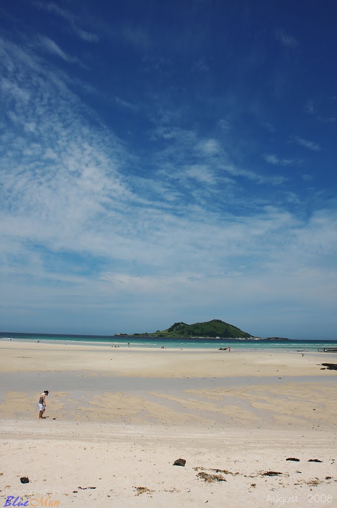 Geumneung Beach, Hallim-eup, Jeju City, Jeju, Korea by Blue Mun