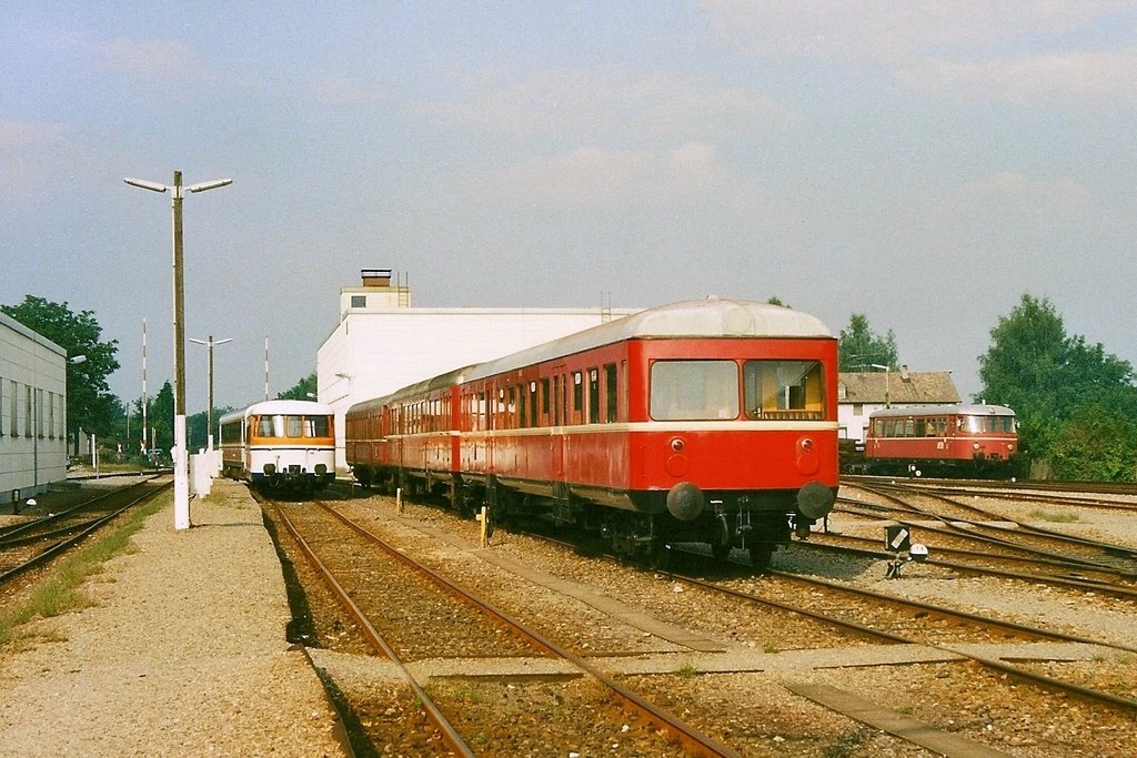 SWEG: MAN-Beiwagen VB 112, Esslinger VB 238, 236 und 225 am 09.09.1988 in Endingen, im Hintergrund rechts VS 111 by Helgoland