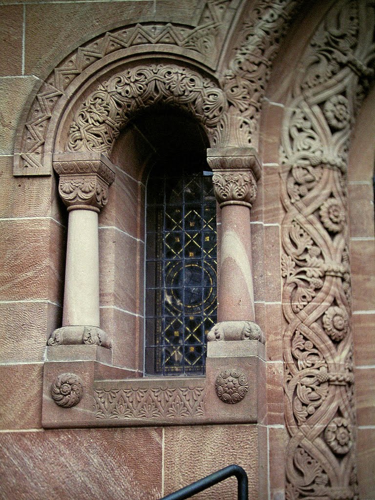 Gerolstein, Erlöserkirche 1995, Portalzone, neoromanisches linkes Fenster by Wensky