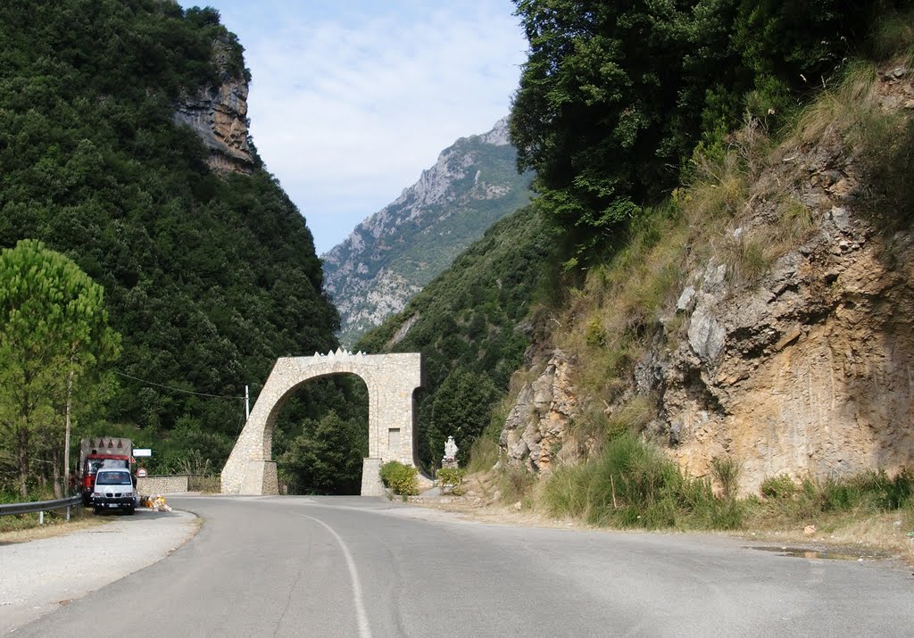 SANTUARIO DEL PETTORUTO (Arco d'ingresso di nuova costruzione) by algieri ivano