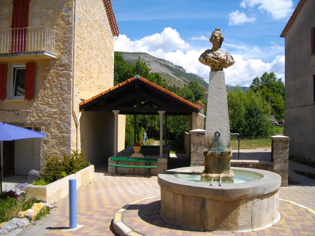 Fontaine avec sa Marianne et lavoir dans Séderon by Claudius B.