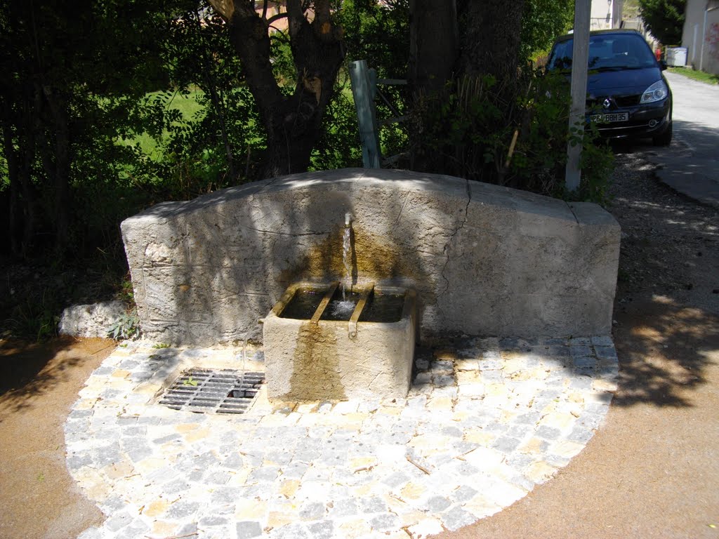 Fontaine dans une ruelle piétonne dans Séderon by Claudius B.