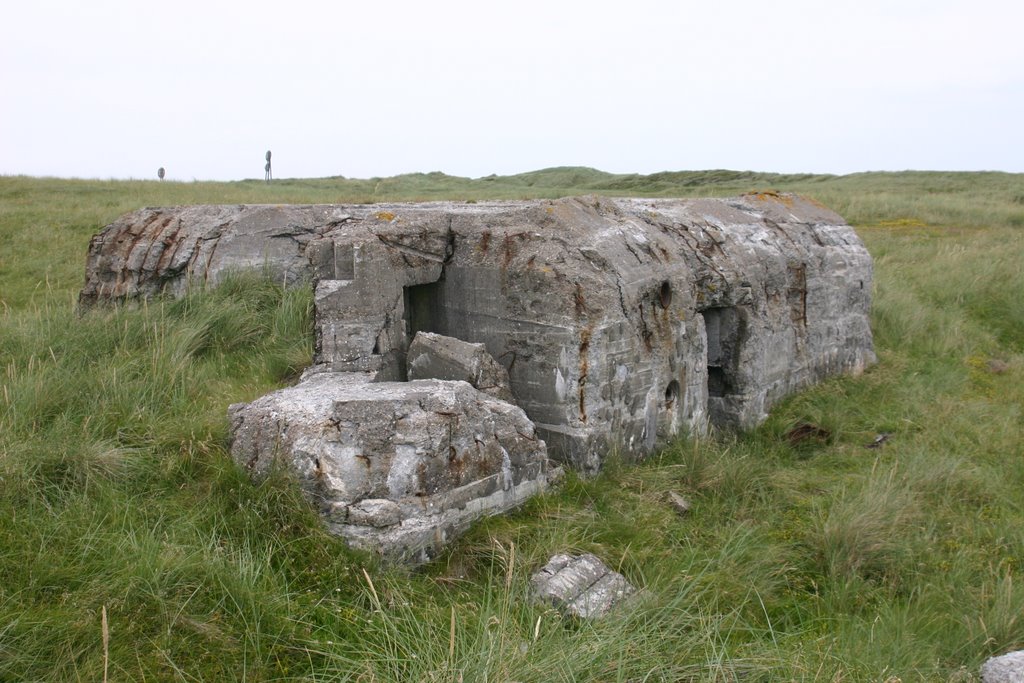 Dieser Bunker diente für Ziel- und Sprengübungen der Dänischen Armee nach dem 2. Weltkrieg by Ralf Es