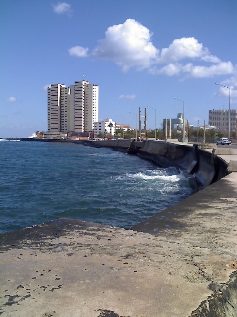 Malecon (La Habana, Cuba) by 4robeto4