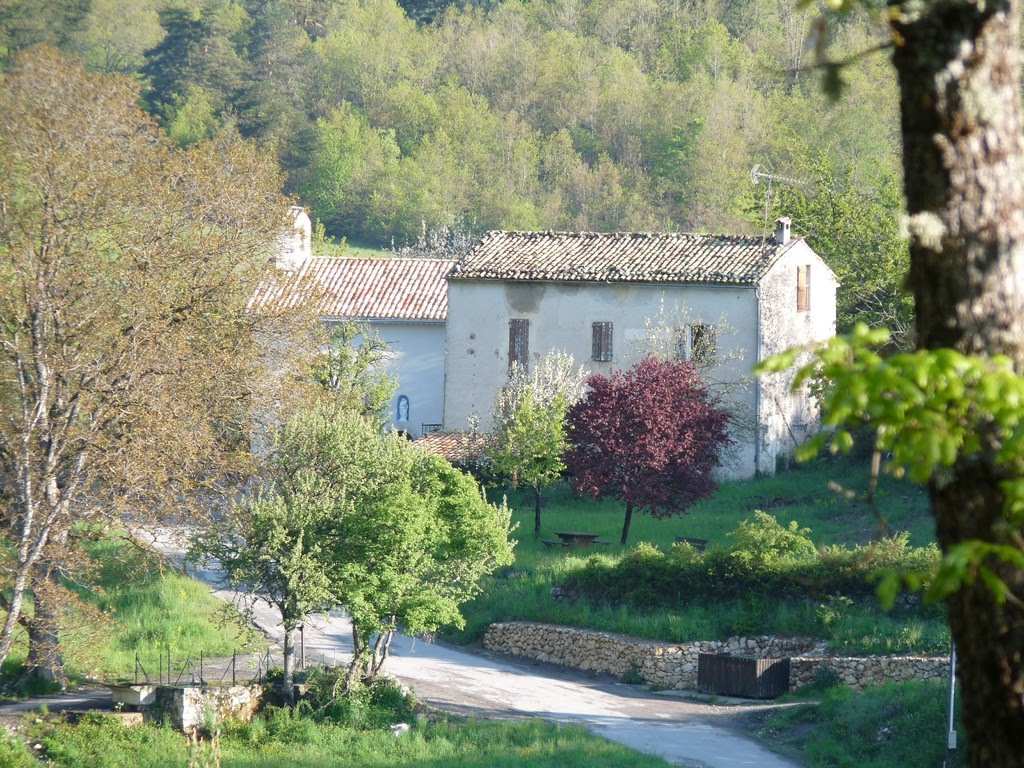 Le bas du village et l'église de Villevieille by Chephilor