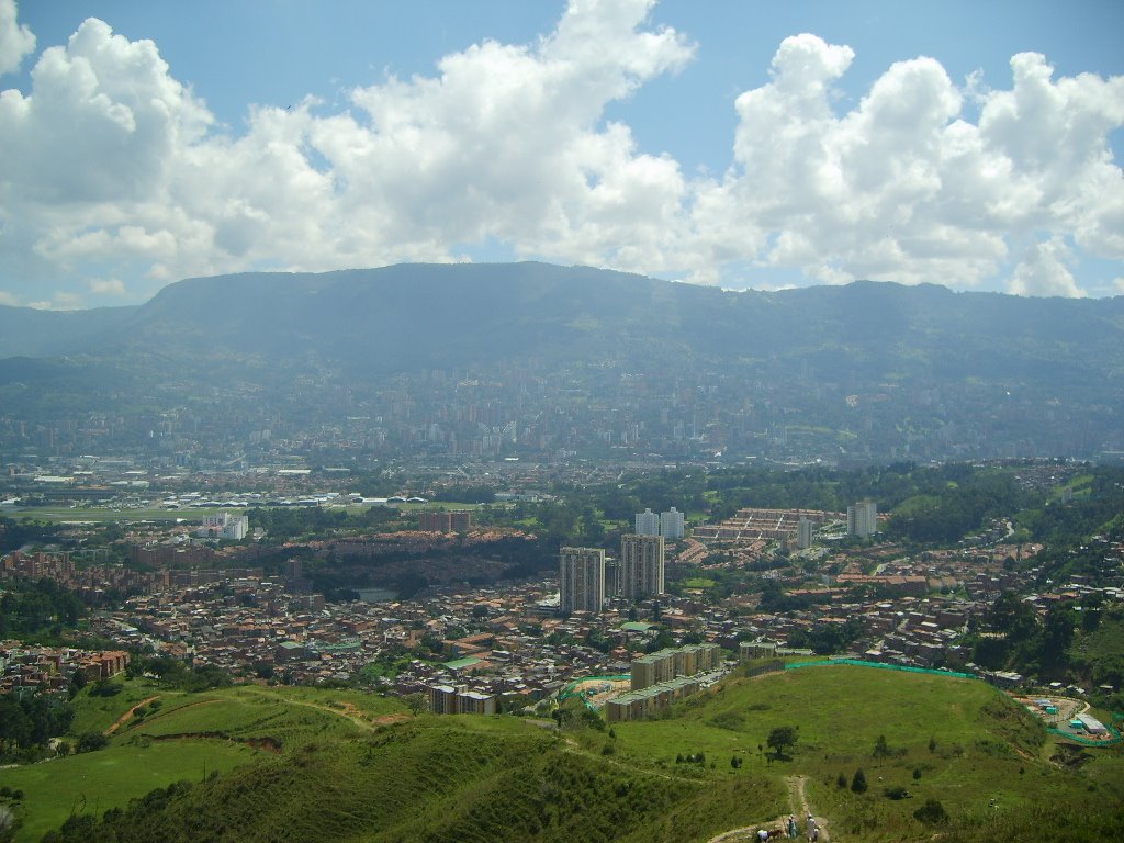 Medellín desde el cerro de las Tres Cruces by Juan José González V…