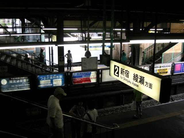 小田急・下北沢駅ホーム (ODAKYU, Shimokitazawa Station platform) by yossy