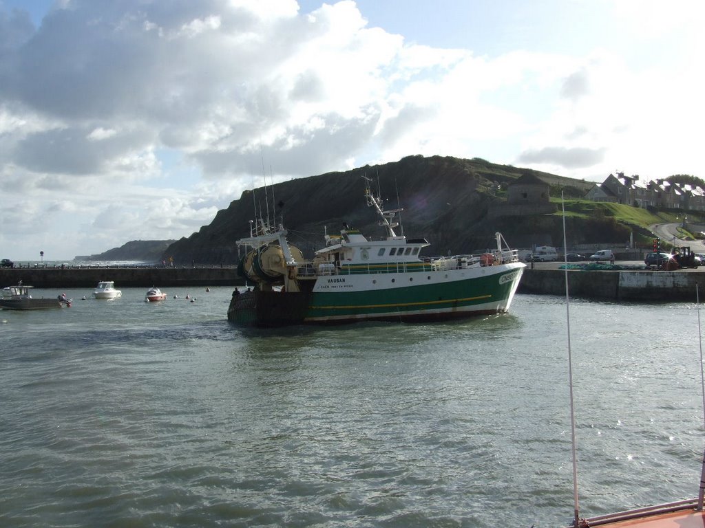 Port en Bessin, retour de pêche du Vauban by jousilane