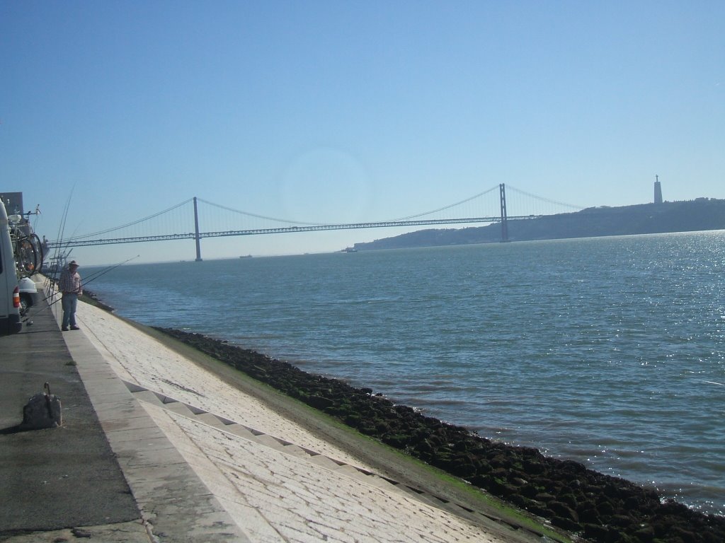 Pescadores en Rio Tejo al fondo el 25 de Abril by josep albi puerto ( …