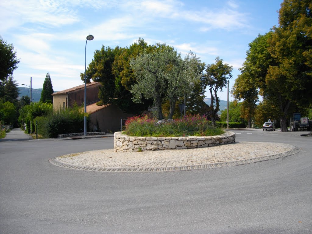 Rond-point au Sud vers la piscine à St-Etienne-les-Orgues by Claudius B.