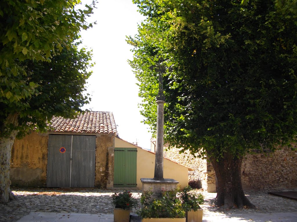 Calvaire sur la Place de l'Eglise dans St-Etienne-les-Orgues by Claudius B.