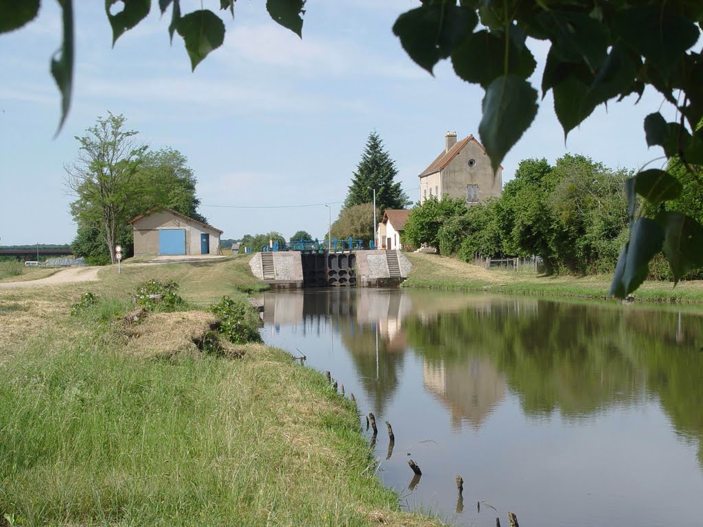 Le canal de Roanne à Digoin Ecluse des Bretons by berthi2