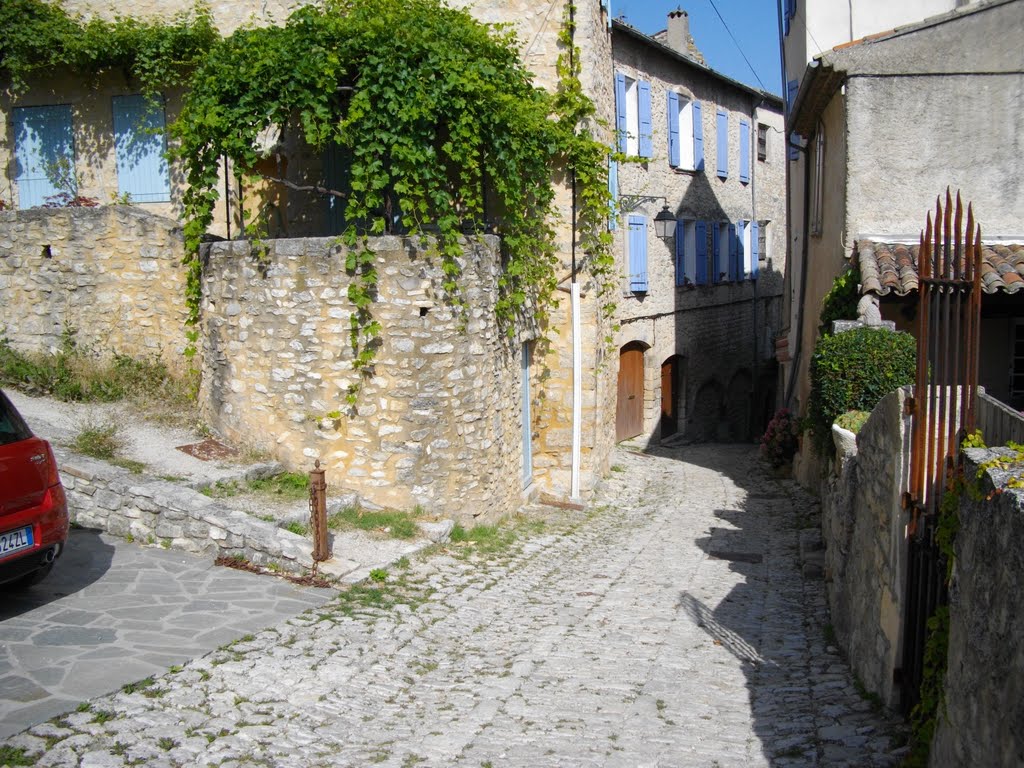 Ruelle dans Forcalquier by Claudius B.