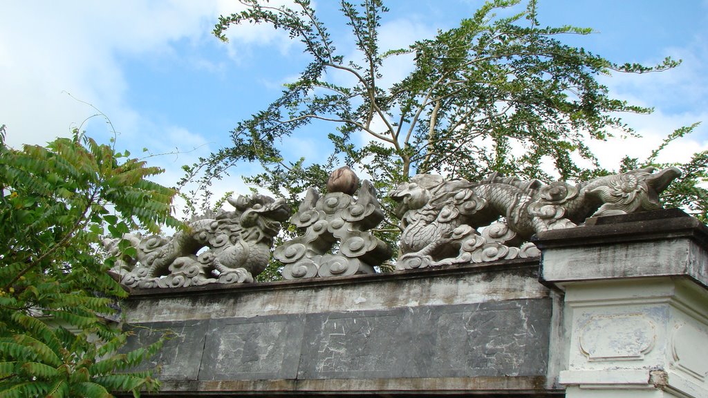 Cổng khu mộ gia tộc Nguyễn Duy Hinh (Phủ Kiểng 1874 - 1945) by Trịnh Minh Nhựt