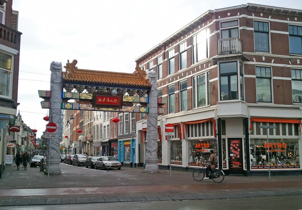 De Wagenstraat, Chinatown entrance vanaf de Stille Veerkade, Den Haag, 13 augustus 2011 by Aad (A.F.) Huf