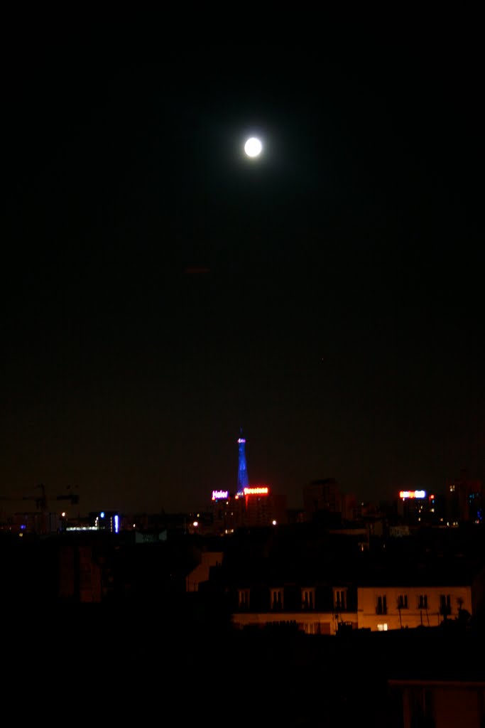 View towards the Eiffel Tower from Youth Hostel Léo Lagrange in Clichy by janiylinampa