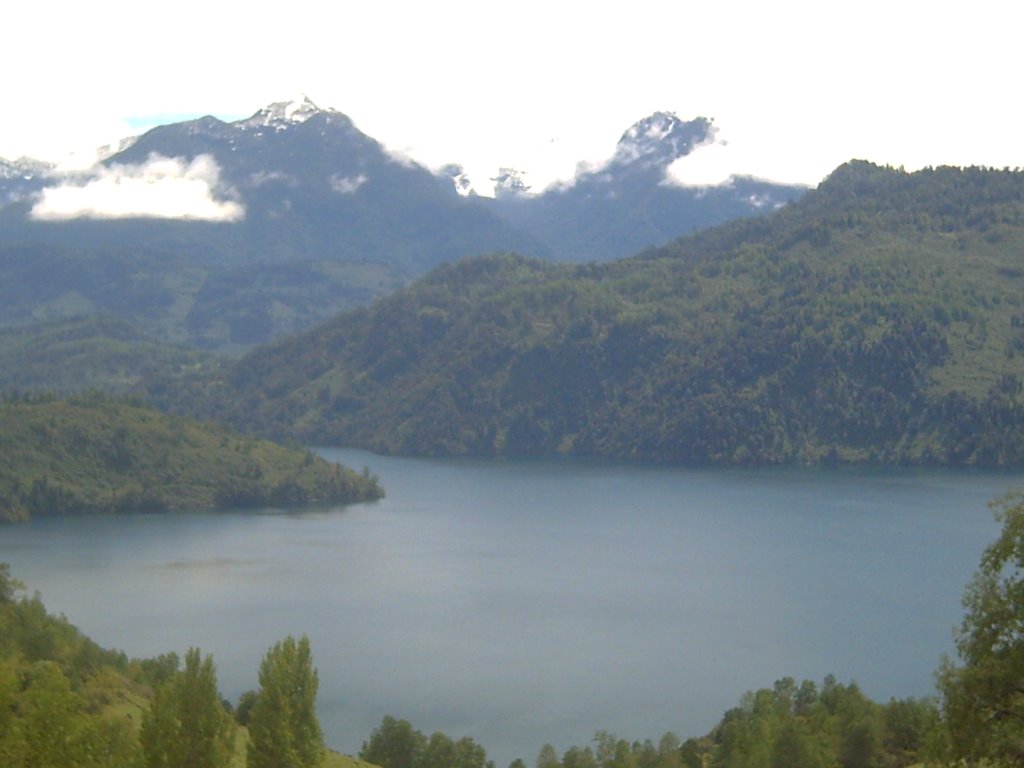 Lago Maihue by José Pedro Martínez