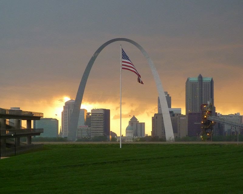 Gateway Arch by Aaron Nuffer