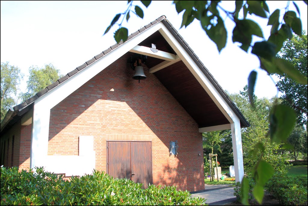 Oxstedt: Friedhofskapelle mit Laudyglocke (2011) by © Dennis Wubs