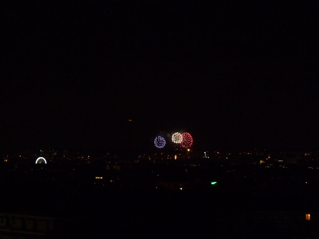 Feux d'artifice sur la Tour Eiffel 14 juillet 2011 (depuis la Butte Bergeyre) 1 by beb_parigo