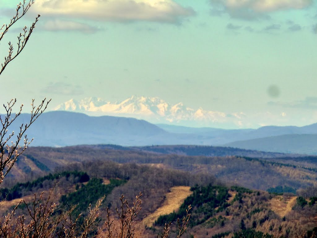 Widok na Tatry z wieży szczytowej na Stavoku (Baranie) w kwietniowy poranek. by Tony_3