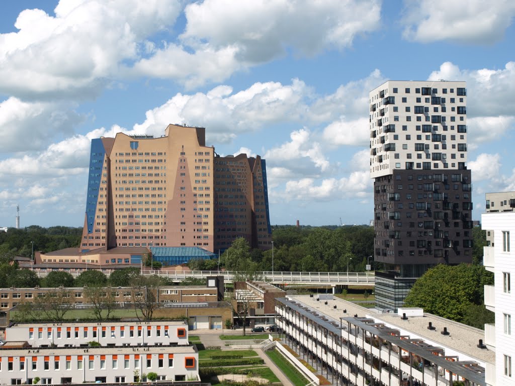 Uitzicht vanaf het flatgebouw op de hoek van de Paterswoldseweg (269-337/7) en de Laan van de Vrijheid. by Hans R van der Woude