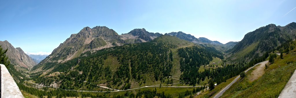 Piazzale del Santuario di Sant'Anna di Vinadio (CN) - Vista dal Vallone di S. Anna (a sinistra) fino al Colle della Lombarda (a destra) by Giancarlo Ticozzi