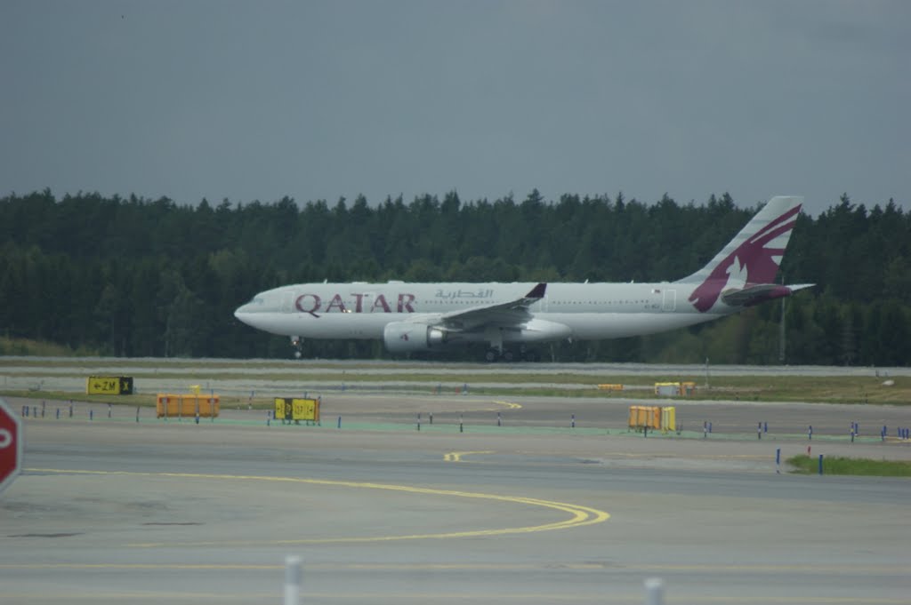 Qatar Airways A330-200 taxiing. by Siple