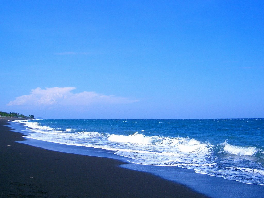 Beach near Temple Goa Lawah，twsy by twsy