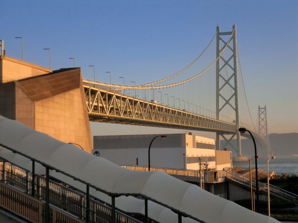 舞子の夕暮れ。正面は明石海峡大橋。A dusk in Maiko. by Yoshihiko Hayashi