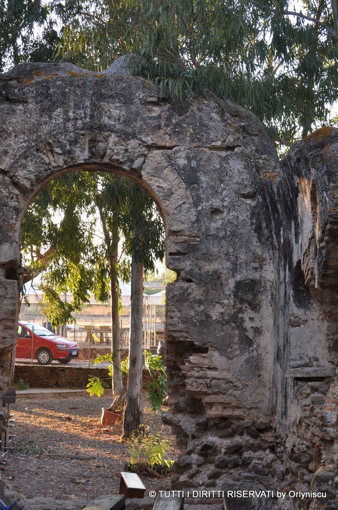 Vallermosa: Terme di S. Maria di epoca romana, utilizzata come base della chiesetta omonima. by Orlyniscu